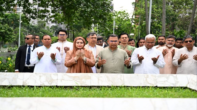 বিডিআর বিদ্রোহে নিহত সেনা কর্মকর্তাদের কবর জিয়ারত করলেন প্রধানমন্ত্রী